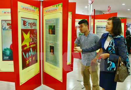 Khách tham quan triển lãm 'Một thế kỷ đề tài nữ - tác giả nữ trên báo chí Việt Nam.'